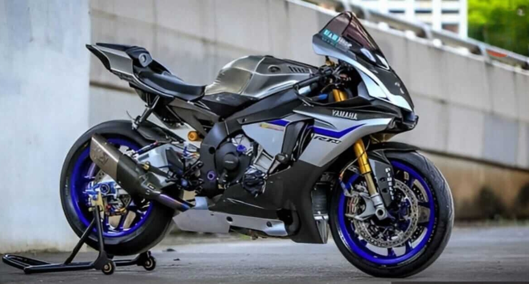Pulsar और Apache को पछाड़, Yamaha R15 V4 हुई लॉन्च – जानें कीमत और फीचर्स