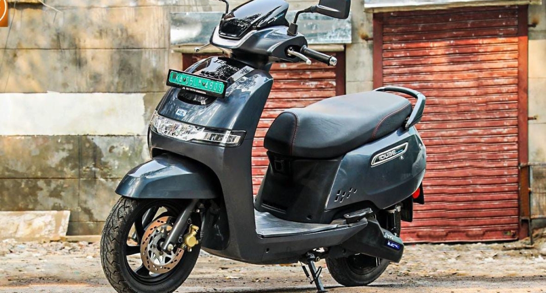 TVS iQube Electric: ओला और एथर को मात देने आ गया स्टाइलिश और पावरफुल इलेक्ट्रिक स्कूटर