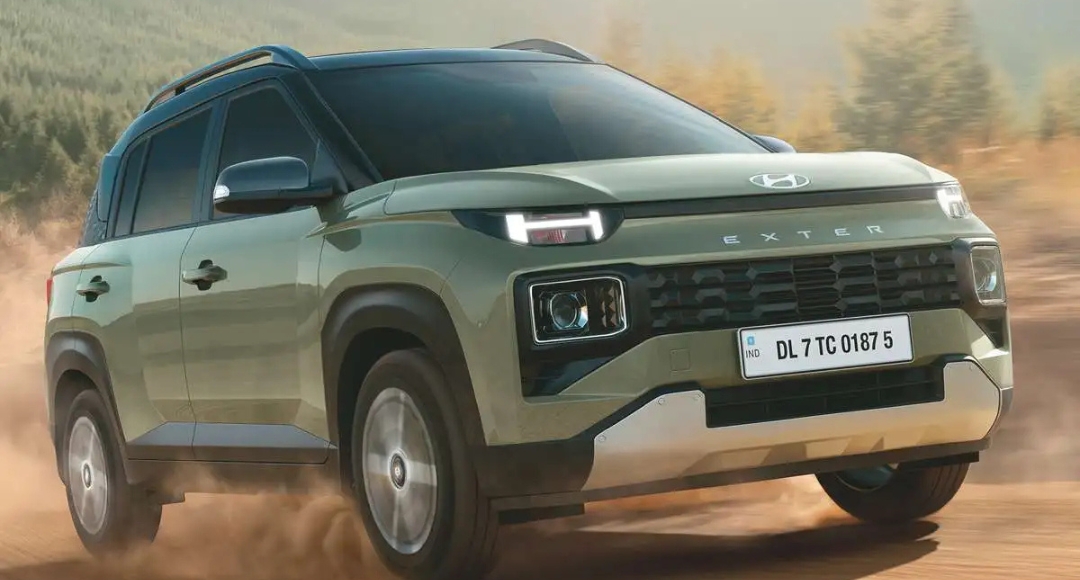 Hyundai ने नए साल पर अपनी बेहतरीन कार Exter को नए अंदाज़ और दमदार फीचर्स के साथ पेश किया है। इस कार ने अपनी प्रीमियम डिज़ाइन और एडवांस टेक्नोलॉजी के चलते ऑटोमोबाइल बाजार में हलचल मचा दी है। Exter 2024 अब पहले से अधिक मॉडर्न और स्टाइलिश नजर आती है, जो इसे युवाओं और फैमिली के लिए एक परफेक्ट विकल्प बनाती है।

डिज़ाइन में दिखा नया अंदाज़
Hyundai Exter 2024 के डिजाइन में काफी सुधार किया गया है। इस कार का फ्रंट लुक पहले से ज्यादा आकर्षक है, जिसमें नई ग्रिल और LED हेडलाइट्स शामिल हैं। इसके अलावा, इसके स्पोर्टी अलॉय व्हील्स और शार्प बॉडी लाइन्स इसे एक प्रीमियम लुक प्रदान करते हैं।

इंटीरियर में प्रीमियम अनुभव
Exter के इंटीरियर को भी अपग्रेड किया गया है। इसमें बड़ा टचस्क्रीन इंफोटेनमेंट सिस्टम, डिजिटल इंस्ट्रूमेंट क्लस्टर और कनेक्टेड कार टेक्नोलॉजी जैसे एडवांस फीचर्स जोड़े गए हैं। इसका केबिन स्पेसियस और आरामदायक है, जो यात्रियों को प्रीमियम अनुभव देता है।

इंजन और परफॉर्मेंस में दमदार सुधार
Hyundai Exter 2024 में दमदार और फ्यूल-एफिशिएंट इंजन दिया गया है। यह कार पेट्रोल और CNG दोनों ऑप्शन्स में उपलब्ध है। इसका इंजन स्मूद ड्राइविंग के साथ-साथ बेहतर माइलेज भी प्रदान करता है।

सेफ्टी फीचर्स पर खास ध्यान
नई Exter में सेफ्टी फीचर्स को भी काफी महत्व दिया गया है। इसमें मल्टीपल एयरबैग्स, ABS, EBD, और हिल-स्टार्ट असिस्ट जैसी सुविधाएं दी गई हैं, जो इसे सुरक्षित और भरोसेमंद बनाते हैं।

Hyundai Exter 2024 का प्रभाव
Hyundai Exter 2024 अपने नए लुक और फीचर्स के साथ ग्राहकों का ध्यान आकर्षित कर रही है। यह कार न केवल स्टाइलिश है, बल्कि परफॉर्मेंस और सेफ्टी में भी बेहतर है।

नए साल पर Hyundai ने Exter को एक नए अंदाज़ में पेश कर साबित कर दिया है कि यह कार ग्राहकों की पसंदीदा बनी रहेगी।