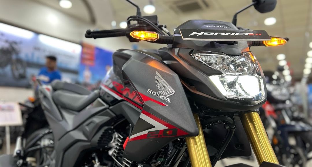 Apache की खटिया खड़ी करने आ गई Honda की सबसे दमदार बाइक, जानें कीमत और फीचर्स