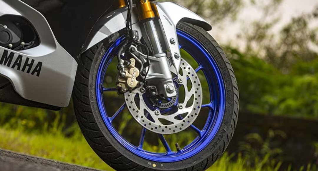Yamaha R15: स्पोर्ट्स बाइक की परफॉर्मेंस आइकन