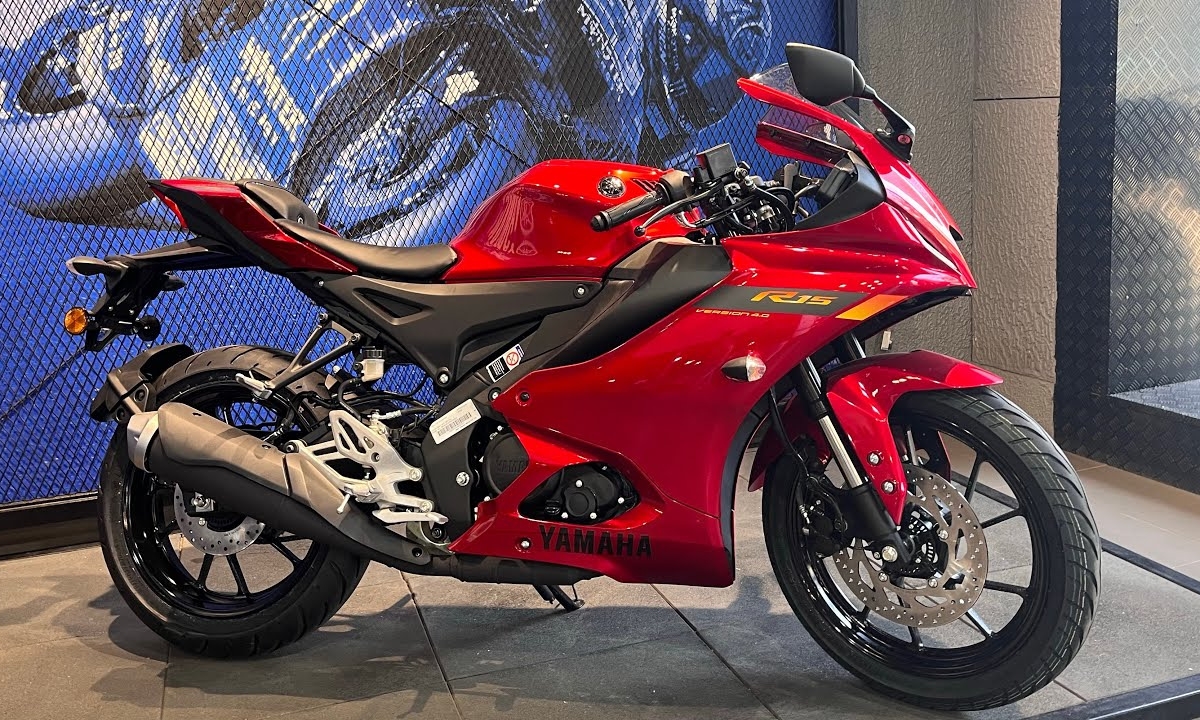 दमदार लुक और पावरफुल इंजन के साथ आती है Yamaha R15, जानें कीमत और फीचर्स