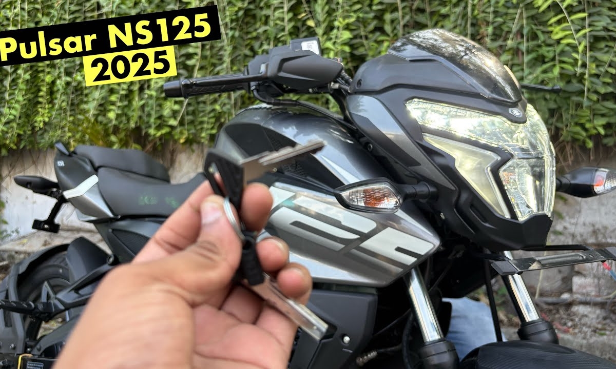 Bajaj Pulsar NS125 दमदार लुक, पावरफुल इंजन और जबरदस्त माइलेज वाली बजट स्पोर्ट्स बाइक