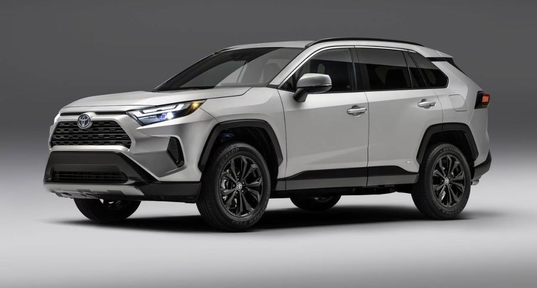 Toyota Hybrid मांग में बूम,अब क्यों बन गई है डिलीवरी का इंतजार?